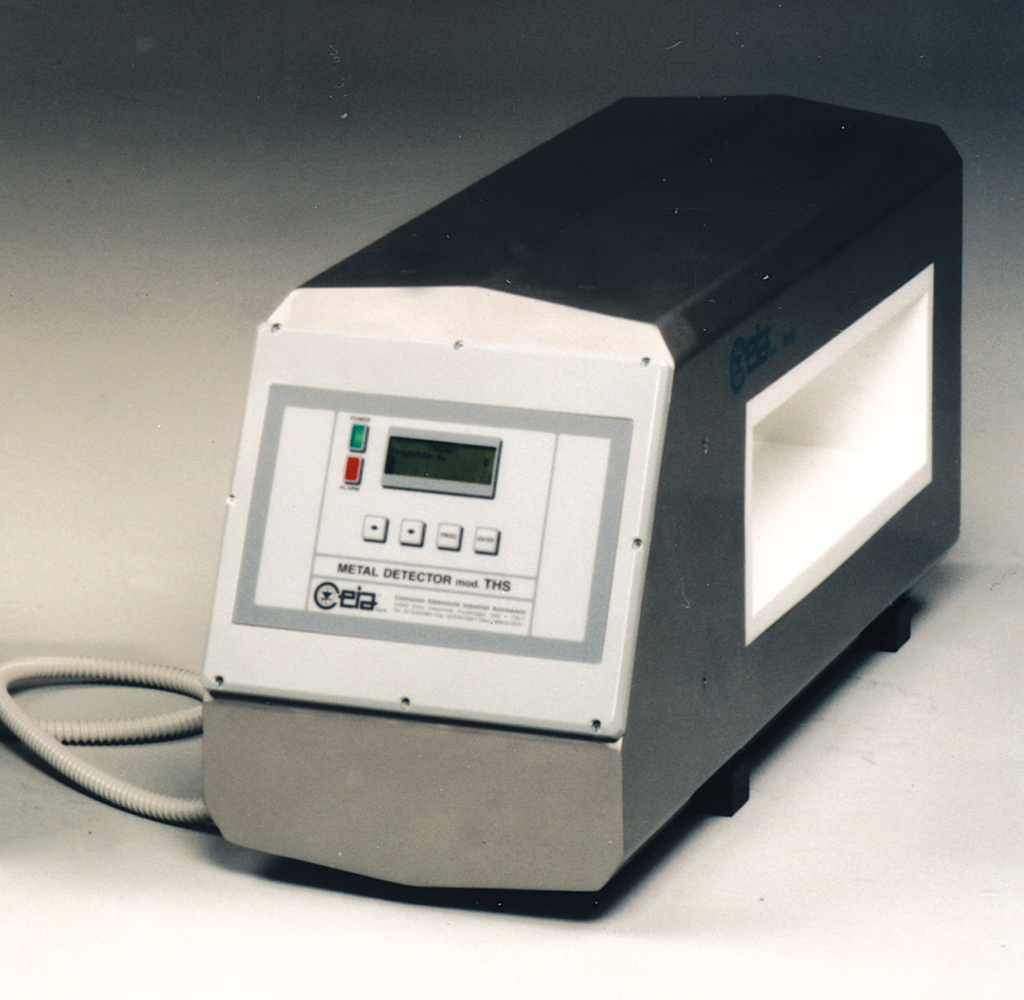 File:Detecteur-metaux-Pro-Detect-5900NV-Professionnel-Made-in-Saint-Hilaire-du-Harcouet-1980s-byRundvald.jpg  - Wikimedia Commons